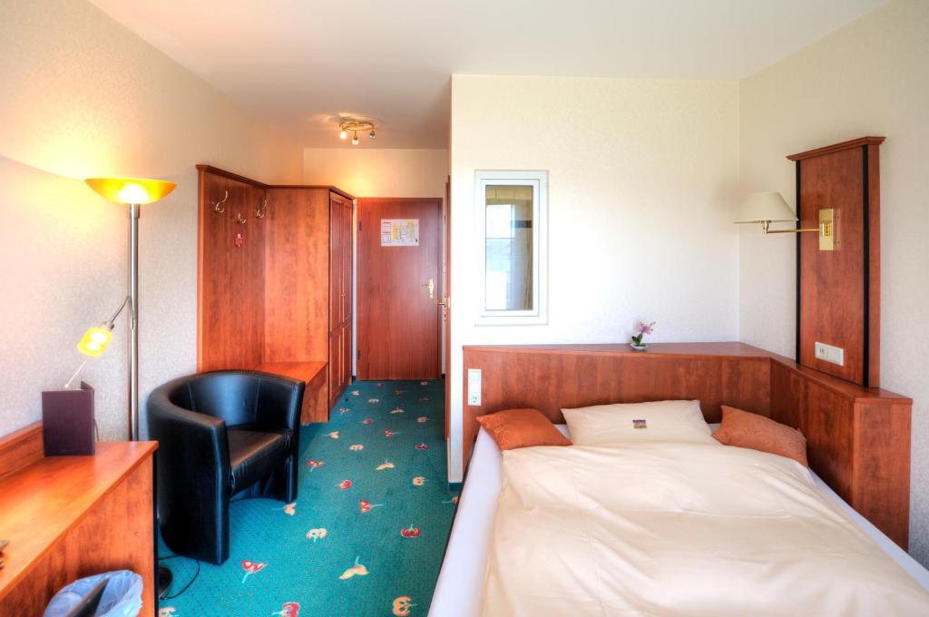 Hotel Freihof Hiddenhausen Room photo